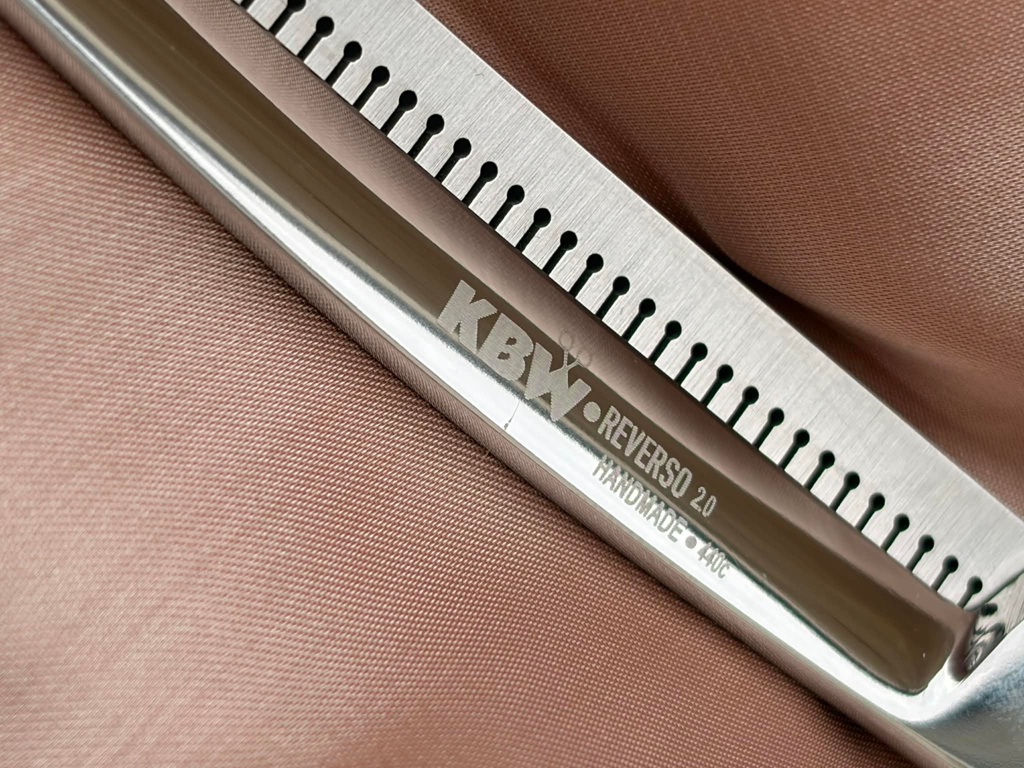 Reverso’ 2.0 Flip - Curved Fluffing scissor— 7” (Right Handed)