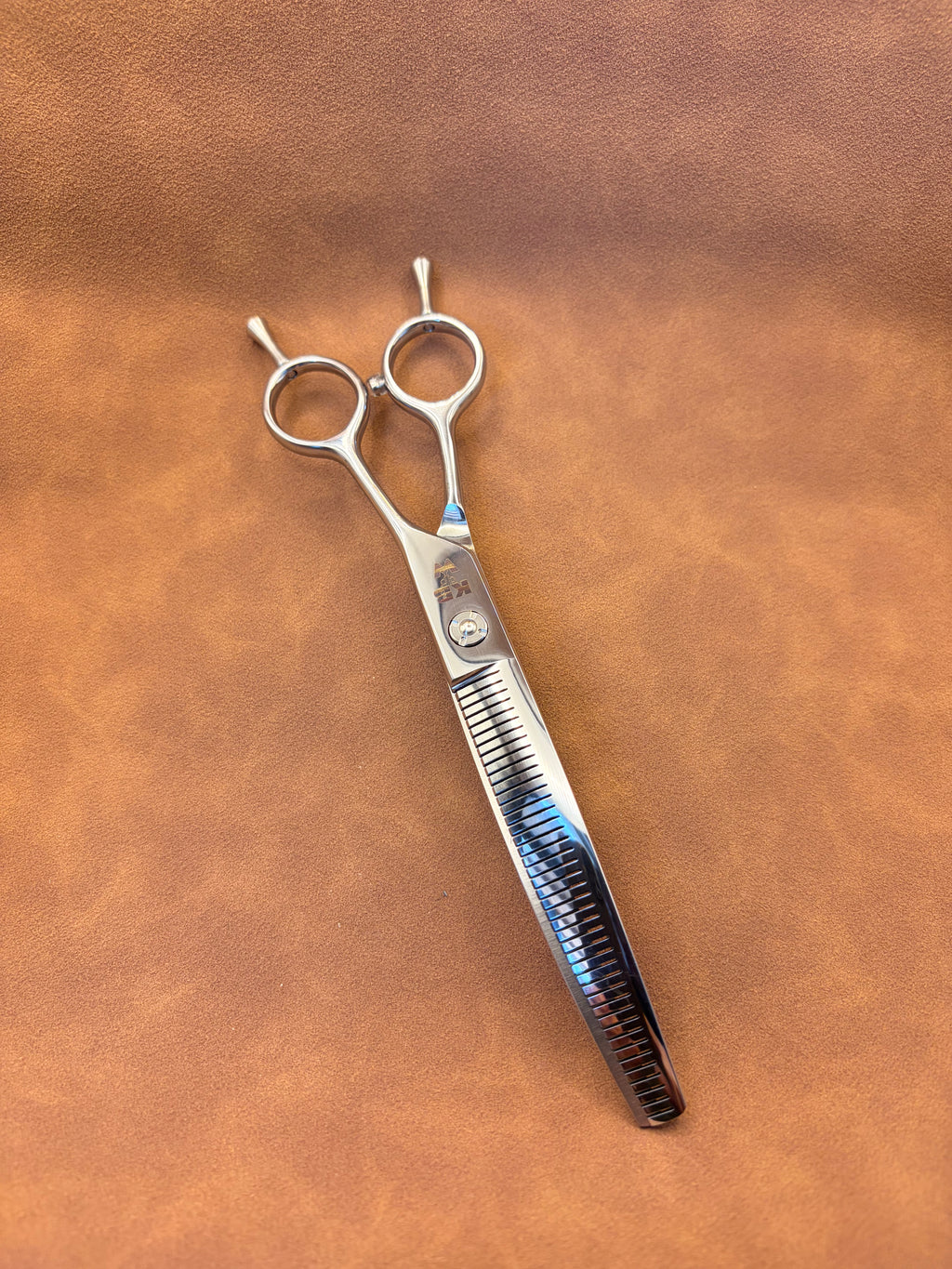 ‘KBW’ Reverso’ Flip - Curved Fluffing scissor— 7” (Right Handed)