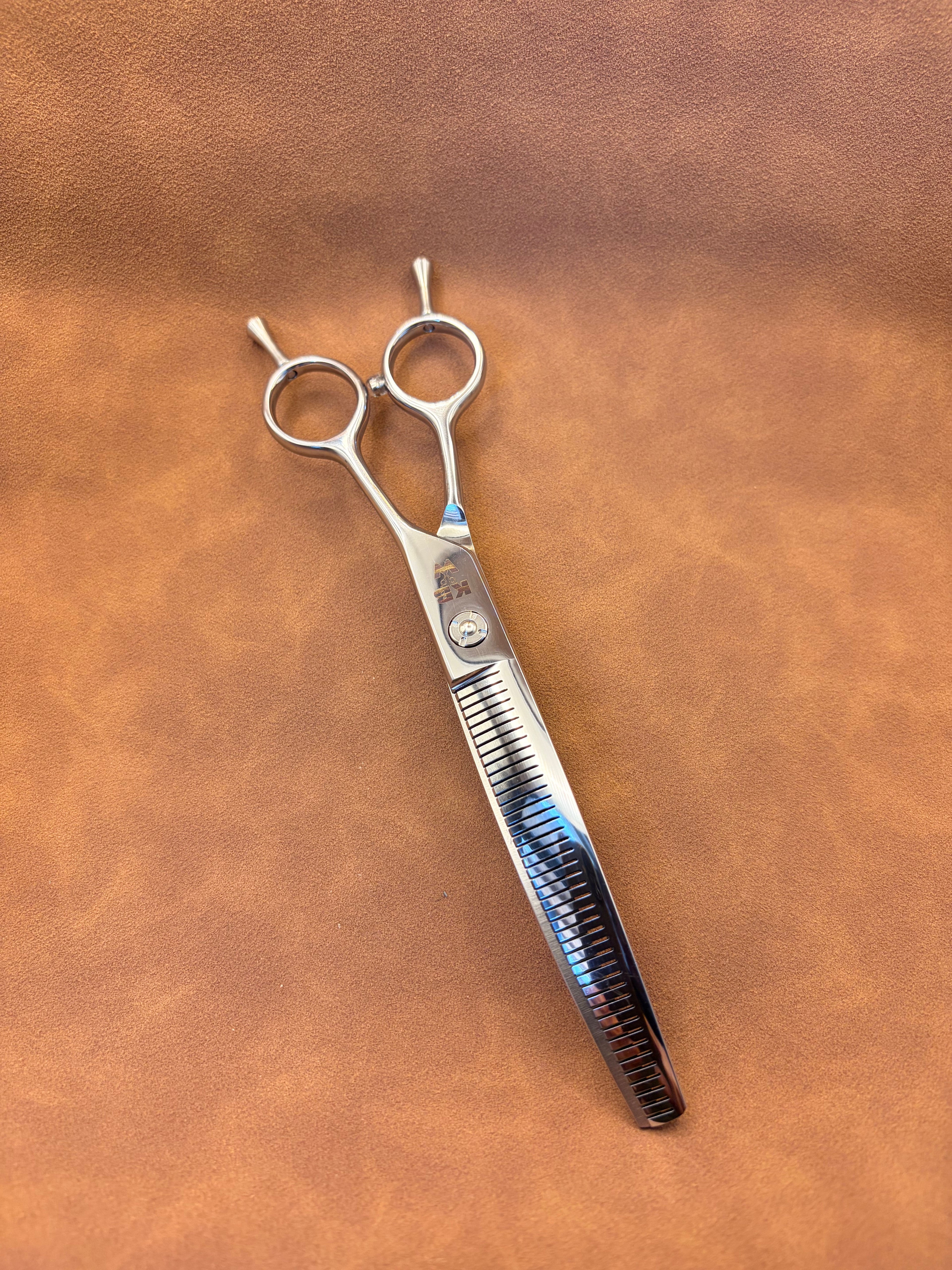 ‘KBW’ Reverso’ Flip - Curved Fluffing scissor— 7” (Right Handed)