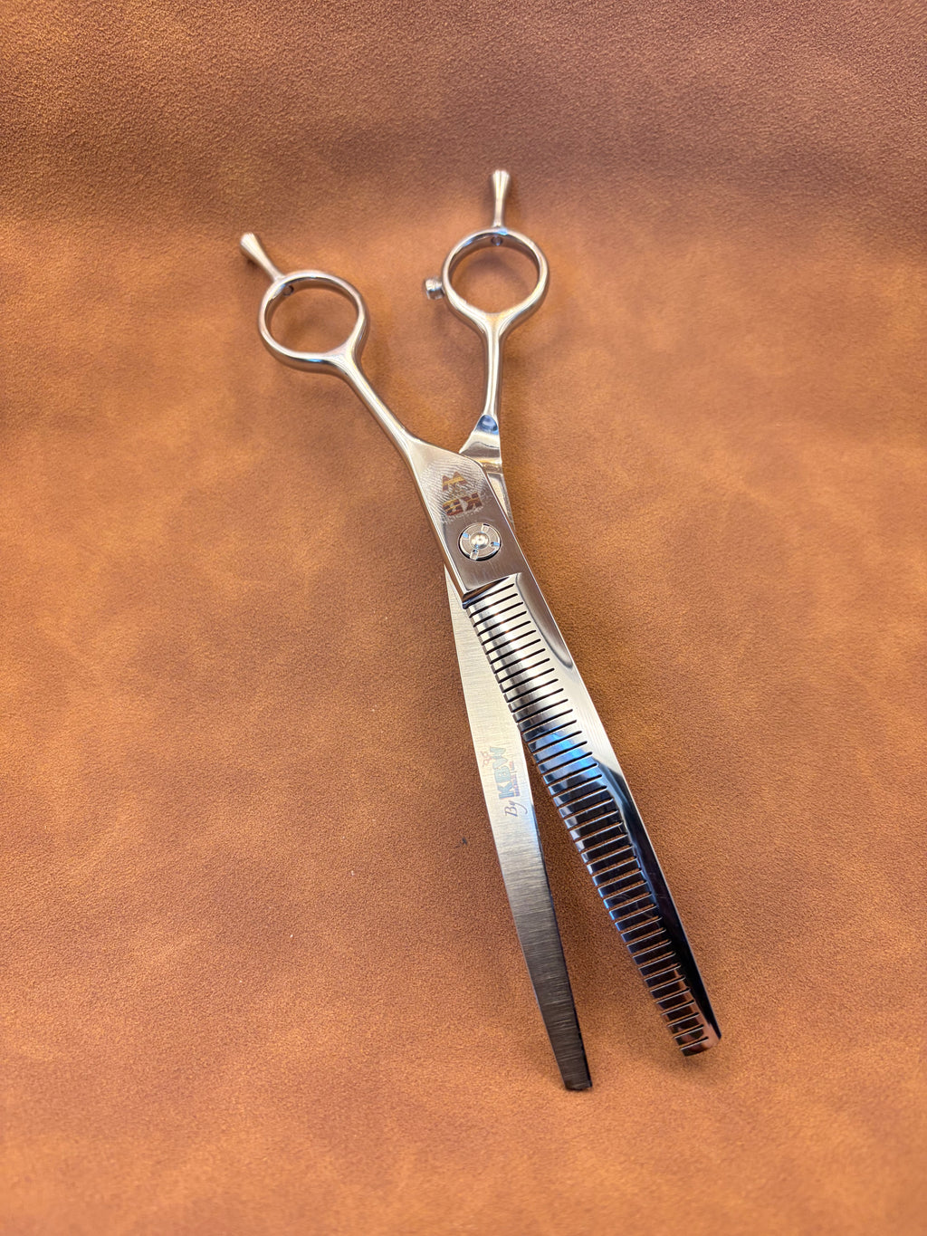 ‘KBW’ Reverso’ Flip - Curved Fluffing scissor— 7” (Right Handed)