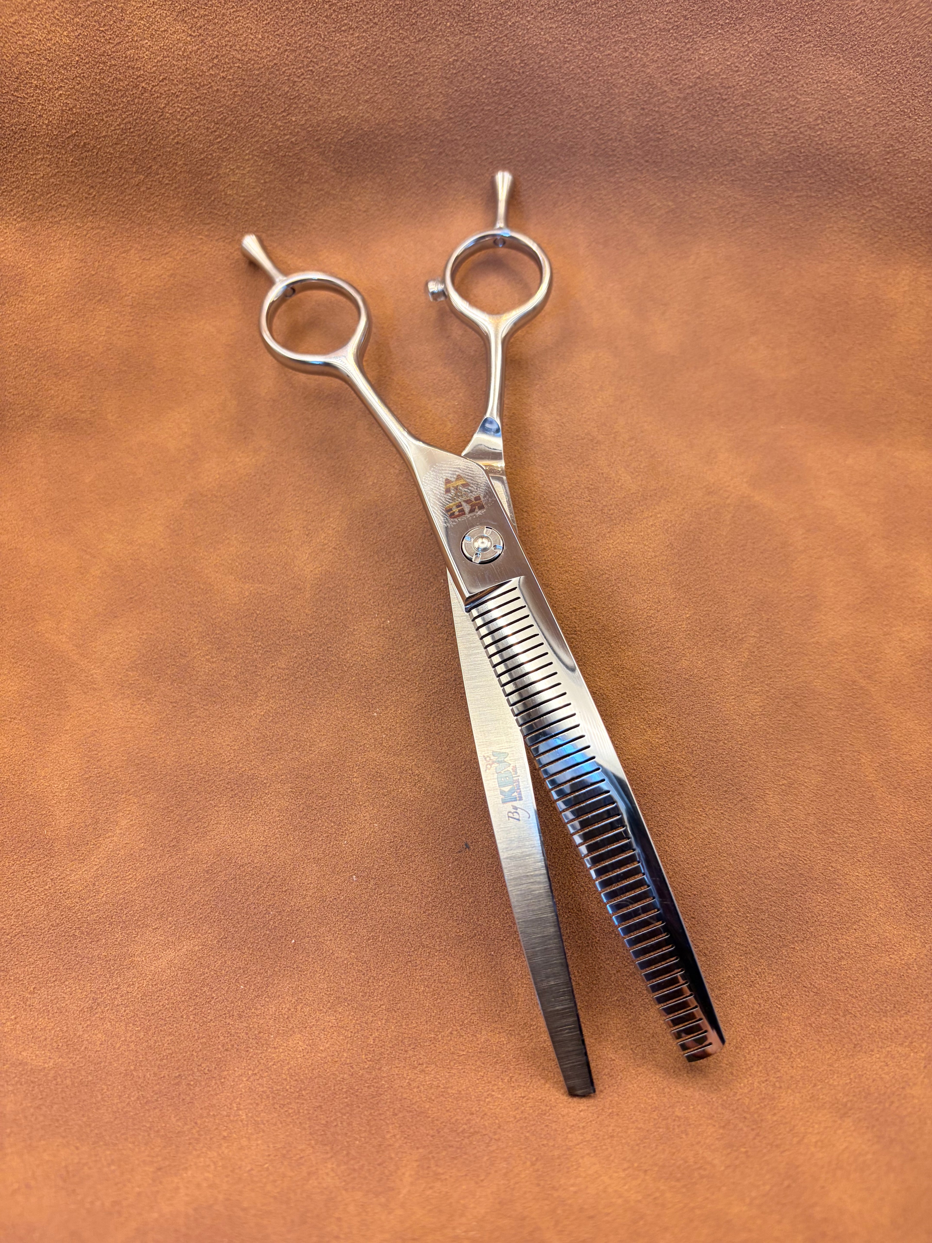 ‘KBW’ Reverso’ Flip - Curved Fluffing scissor— 7” (Right Handed)