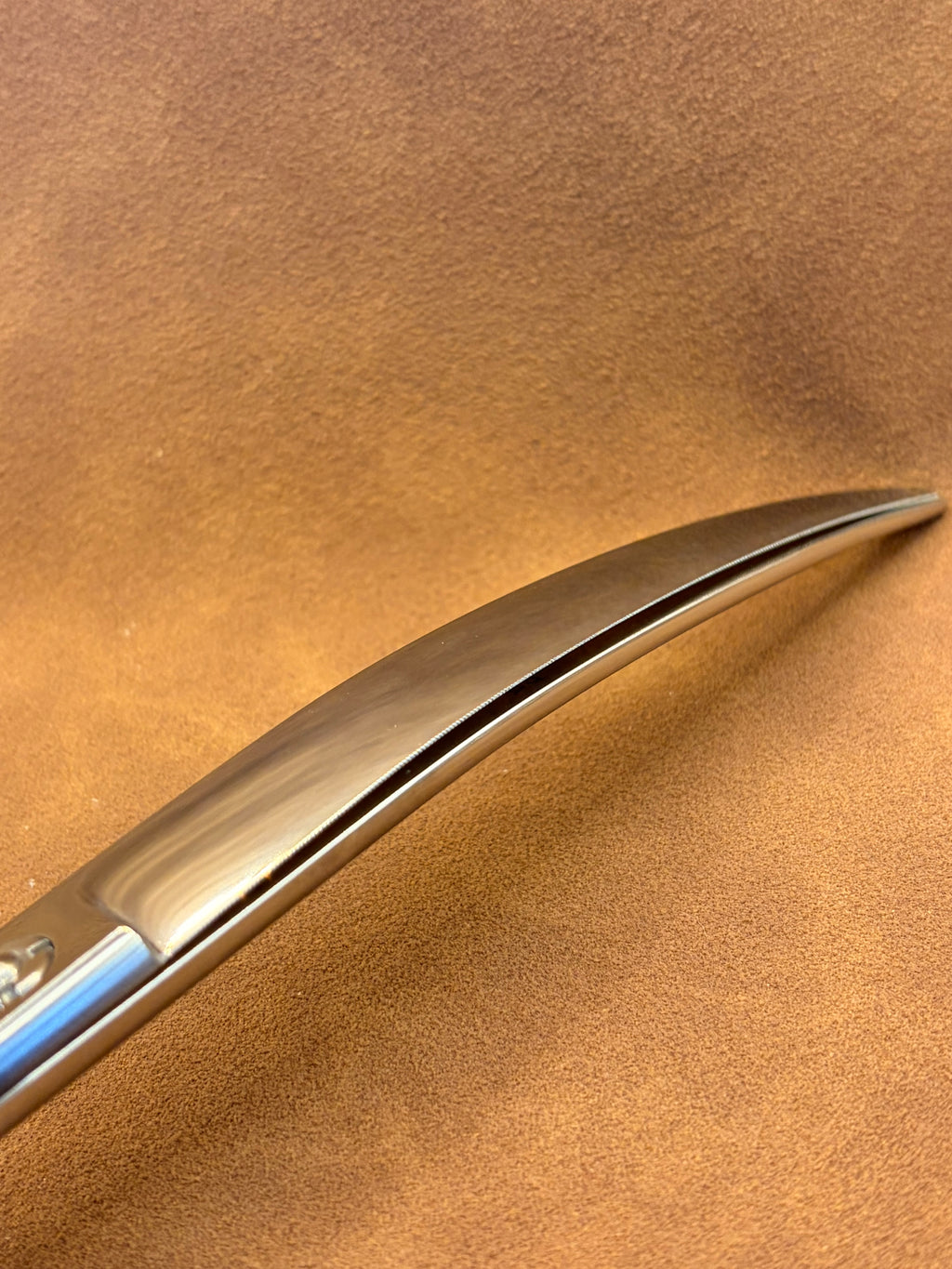 'Veluna Vellus' 7.5" Curved Scissor • Nano Serrated (Right Handed)