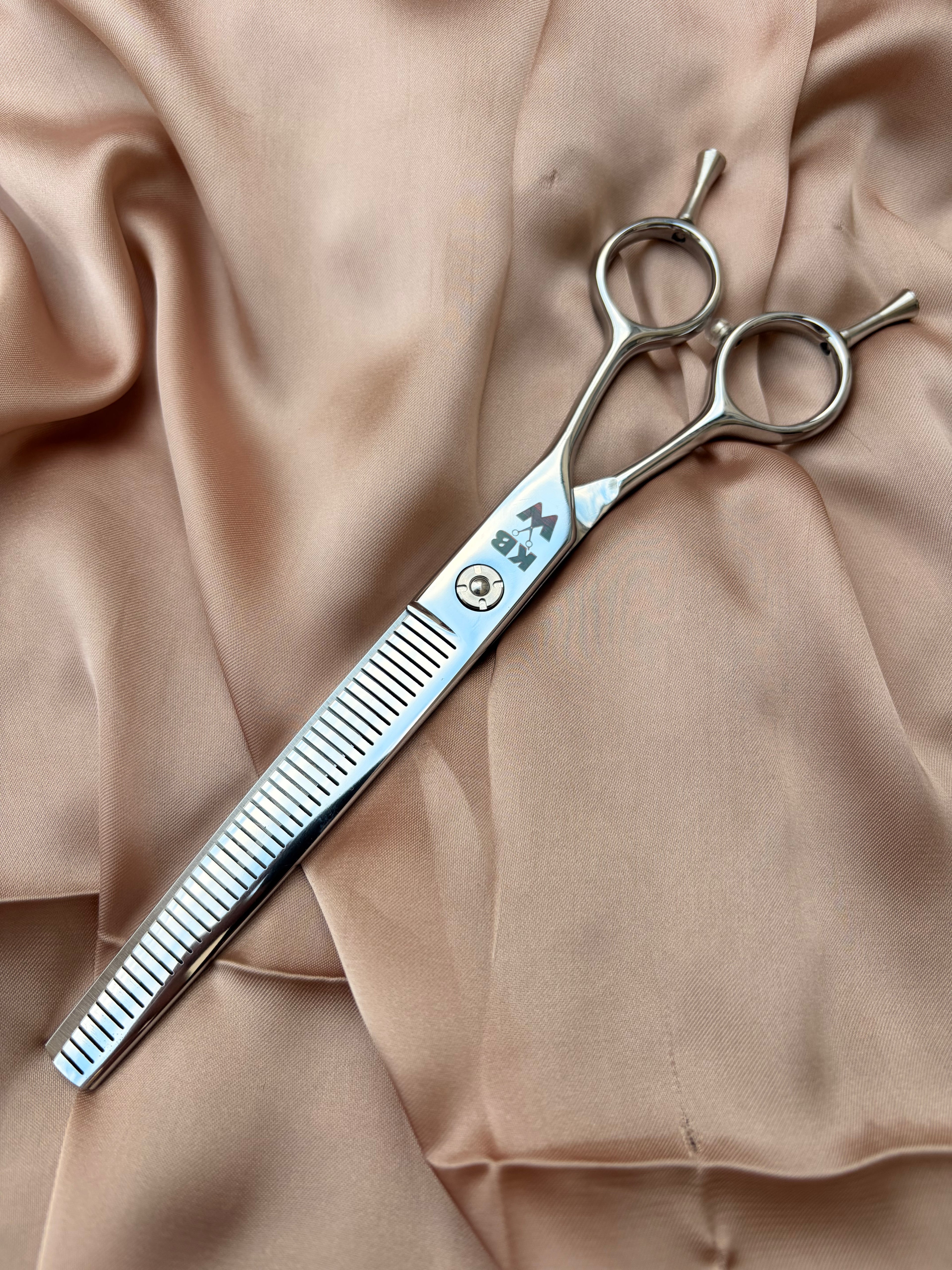 ‘KBW’ Reverso Flip - Straight Fluffing scissor— 7” (Right Handed)